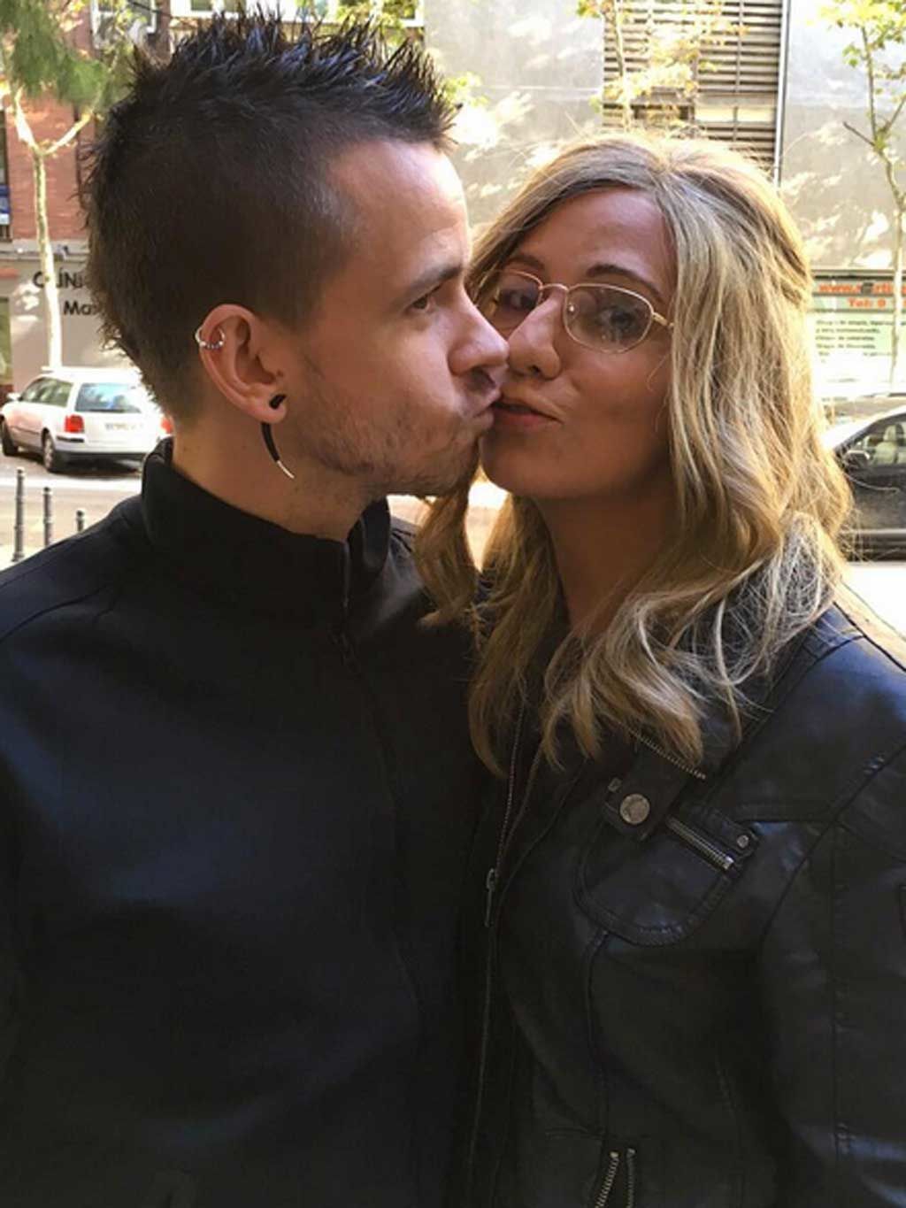Face, Eyewear, Nose, Ear, Lip, Glasses, Forehead, Outerwear, Mammal, Kiss, 