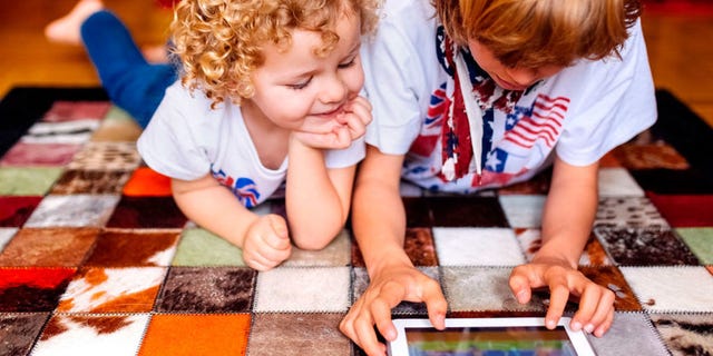 Niños jugando con una tablet