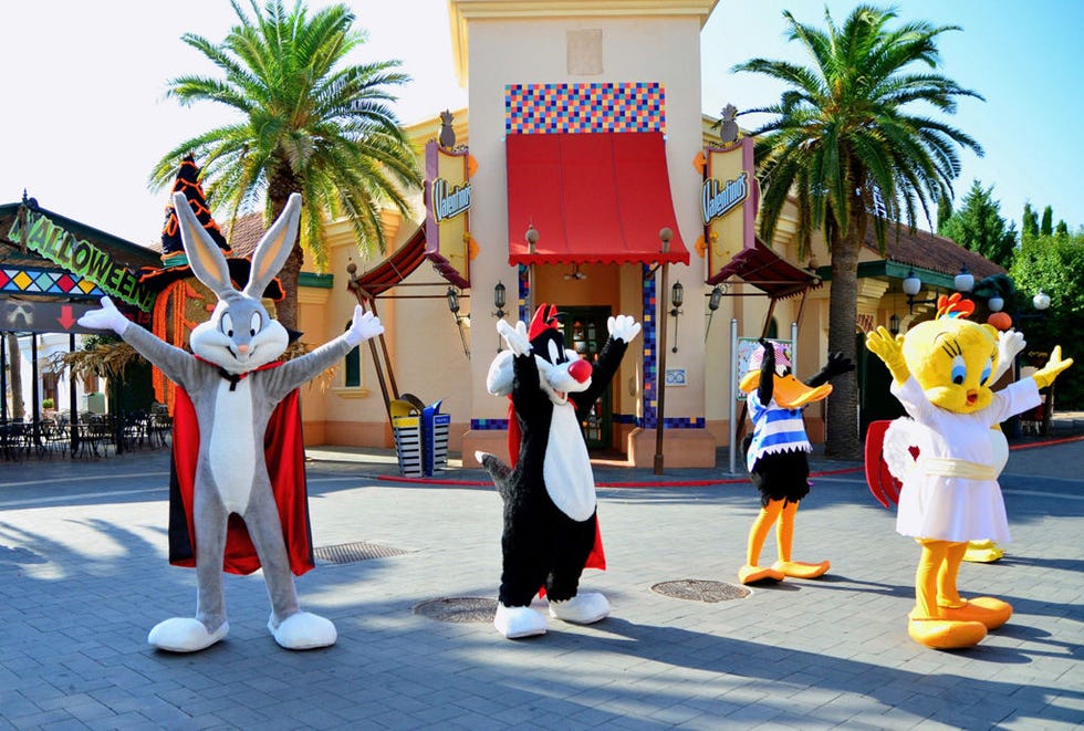Performing arts, Costume, Arecales, Tradition, Palm tree, Costume accessory, Fictional character, Festival, Flag, Dance, 