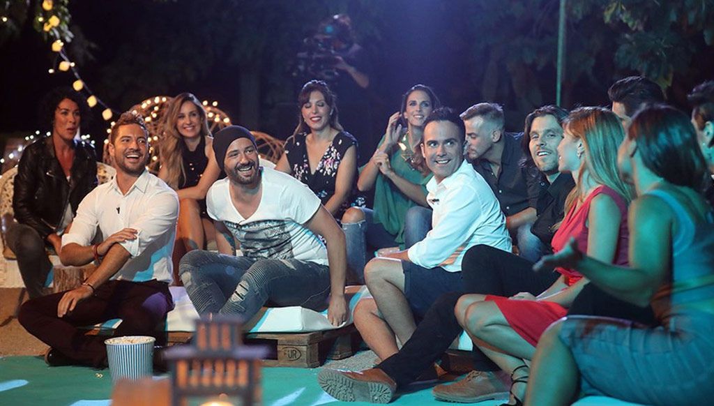 People, Social group, Sitting, Leisure, Jeans, Thigh, Audience, Lap, 