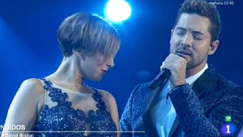 Ear, Blue, Audio equipment, People, Hairstyle, Music, Entertainment, Microphone, Music artist, Musician, 