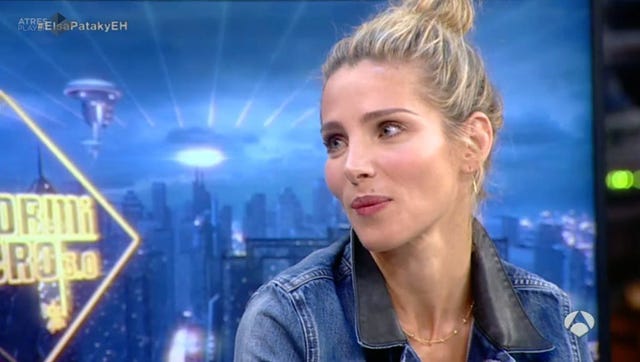 Ear, Hairstyle, Chin, Forehead, Eyebrow, Jacket, Eyelash, Electric blue, Fashion, Television presenter, 