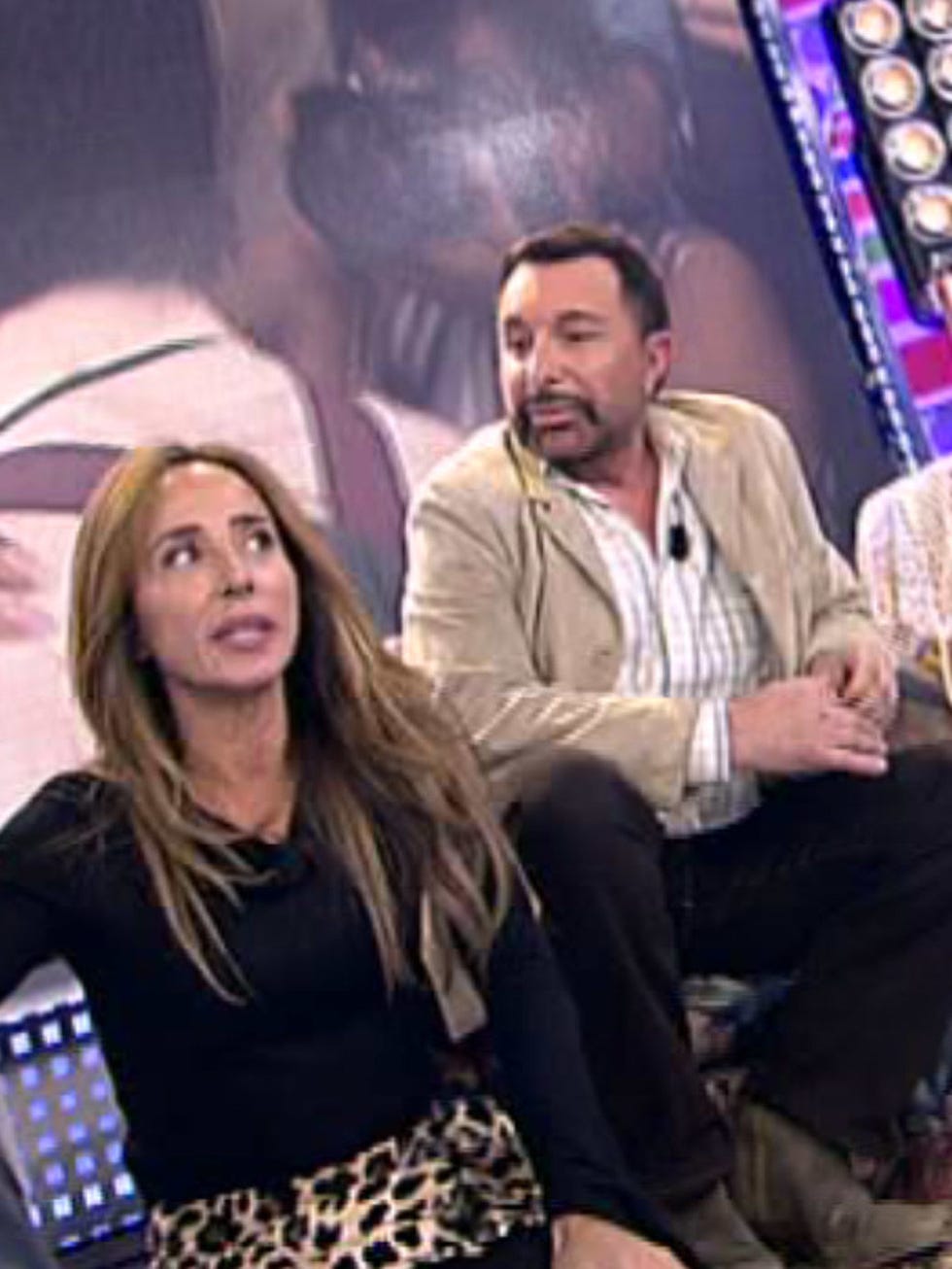 Nose, Shoe, Sitting, Lap, Beard, Boot, Layered hair, Games, 