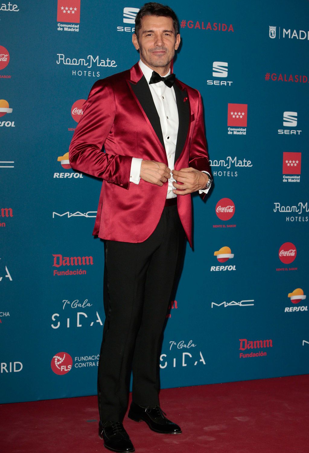 Collar, Outerwear, Red, Coat, Flooring, Formal wear, Dress shirt, Style, Carpet, Suit trousers, 