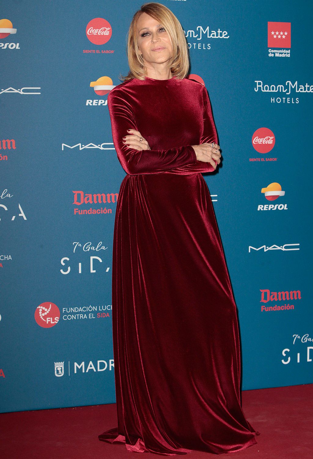 Flooring, Dress, Shoulder, Red, Carpet, Style, Formal wear, Premiere, Fashion, Gown, 