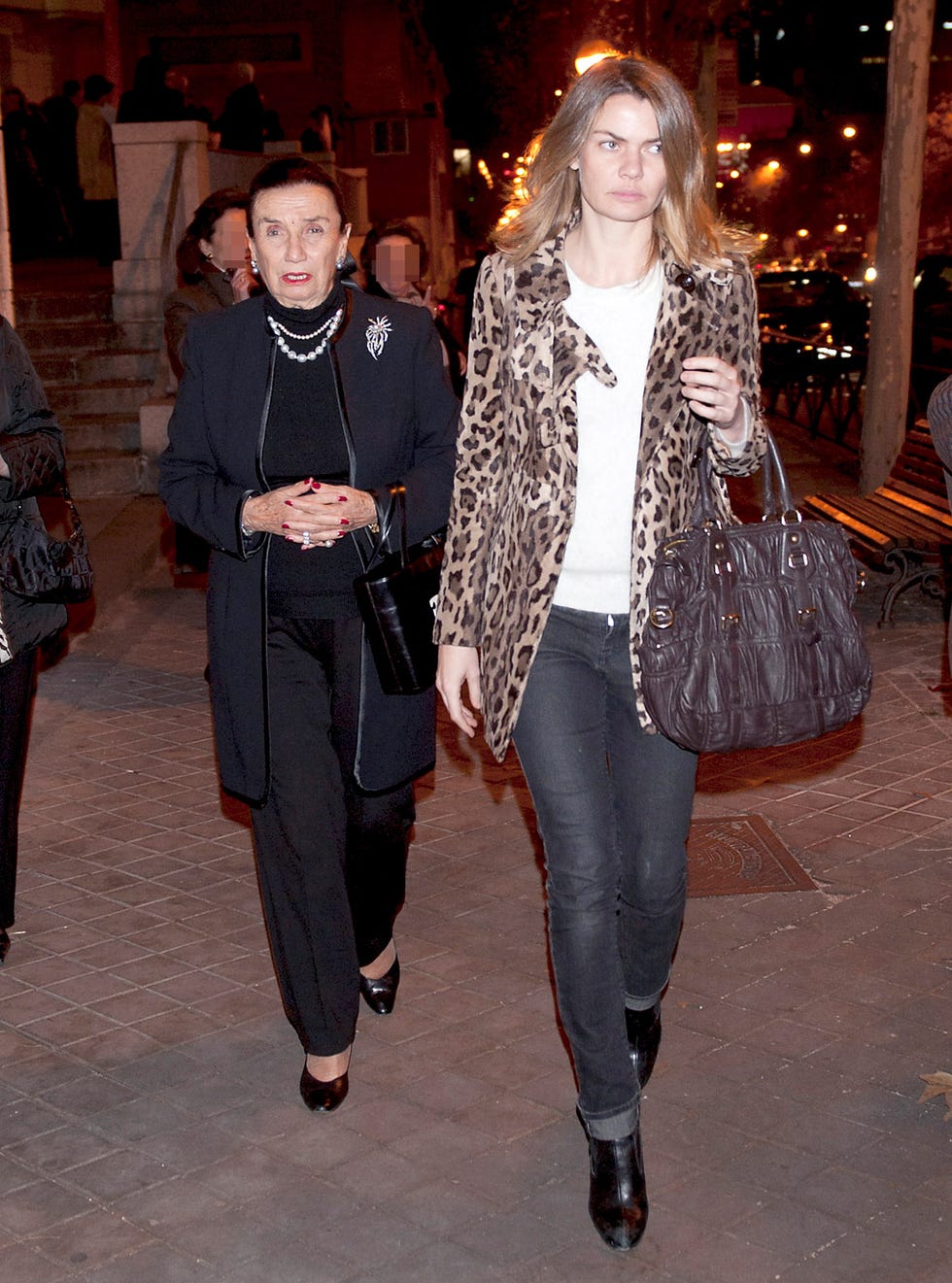 Footwear, Leg, Trousers, Winter, Outerwear, Bag, Style, Coat, Street fashion, Fashion accessory, 
