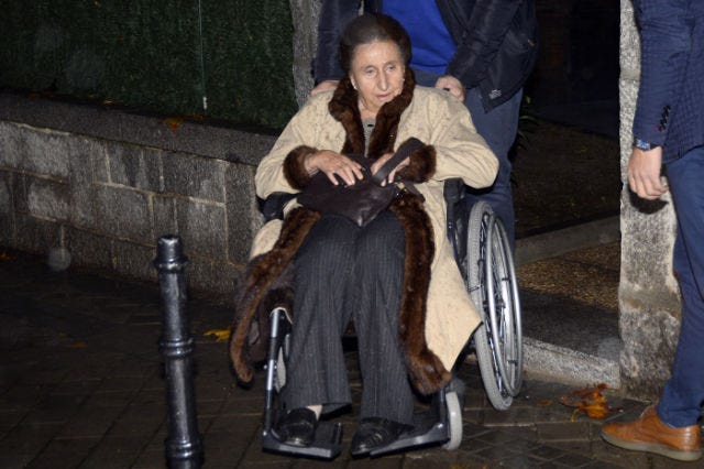 Wheelchair, Denim, Street fashion, Long hair, Fur, Barber, Hairdresser, Natural material, Pocket, 