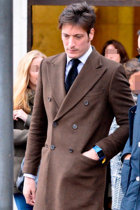 Arm, Coat, Dress shirt, Collar, Sleeve, Trousers, Shirt, Hand, Pocket, Outerwear, 