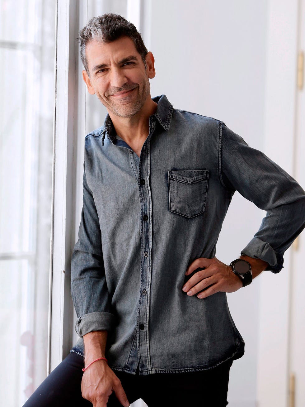 Sleeve, Collar, Shirt, Textile, Hand, Dress shirt, Denim, Jacket, Pocket, Watch, 