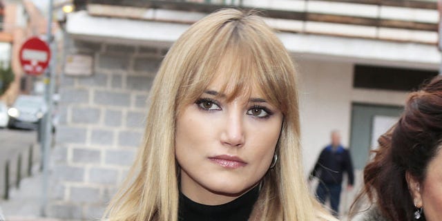 Lip, Hairstyle, Chin, Eyebrow, Eyelash, Style, Eye liner, Step cutting, Beauty, Street fashion, 