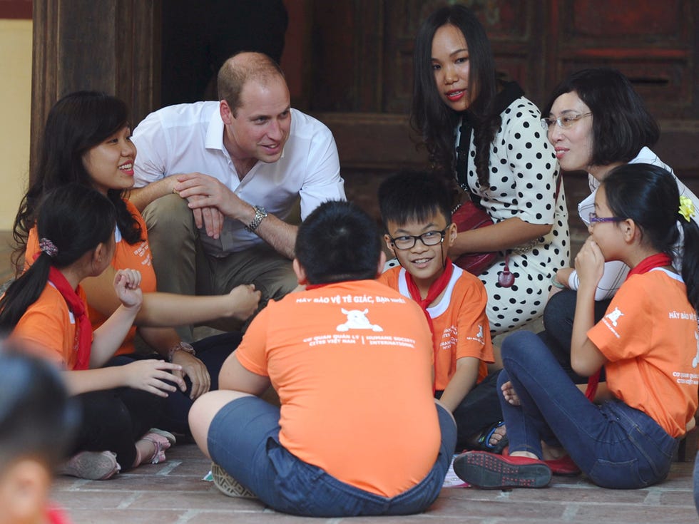 Hair, Face, People, Social group, Mammal, Community, Sitting, Interaction, Sharing, Temple, 