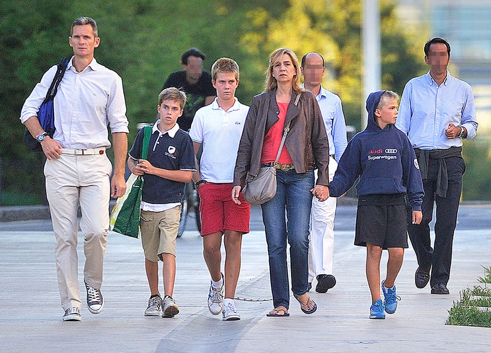 Footwear, Sleeve, Trousers, Shirt, Dress shirt, Standing, Collar, T-shirt, Style, Shorts, 