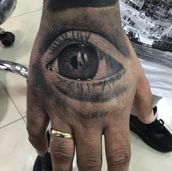 A quién manda callar Kiko Rivera en su nuevo tatuaje?