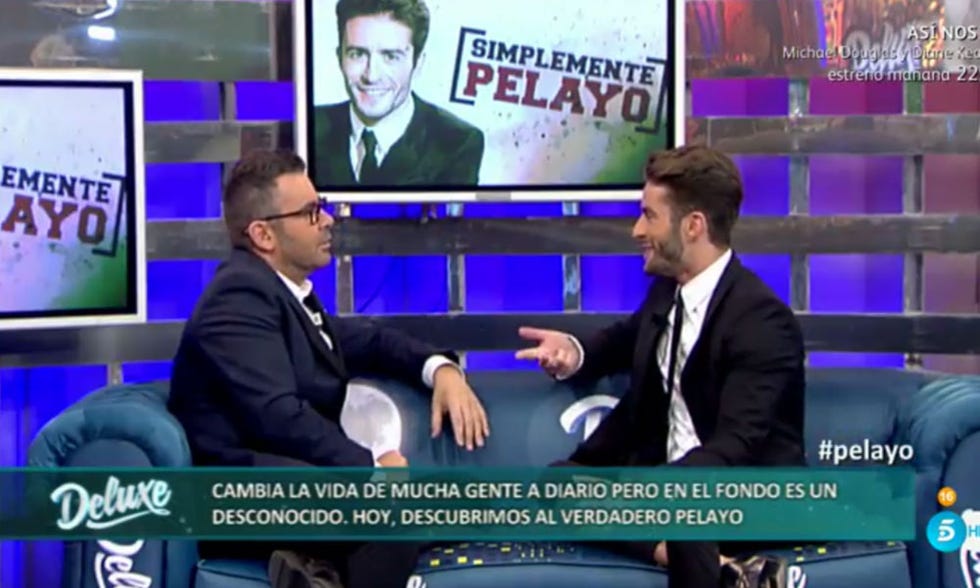 Formal wear, Suit, Tie, Television presenter, Interaction, Display device, Television program, Sharing, White-collar worker, News, 