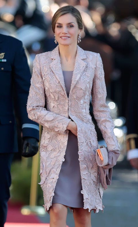 Clothing, Sleeve, Human body, Collar, Coat, Outerwear, Formal wear, Style, Street fashion, Blazer, 