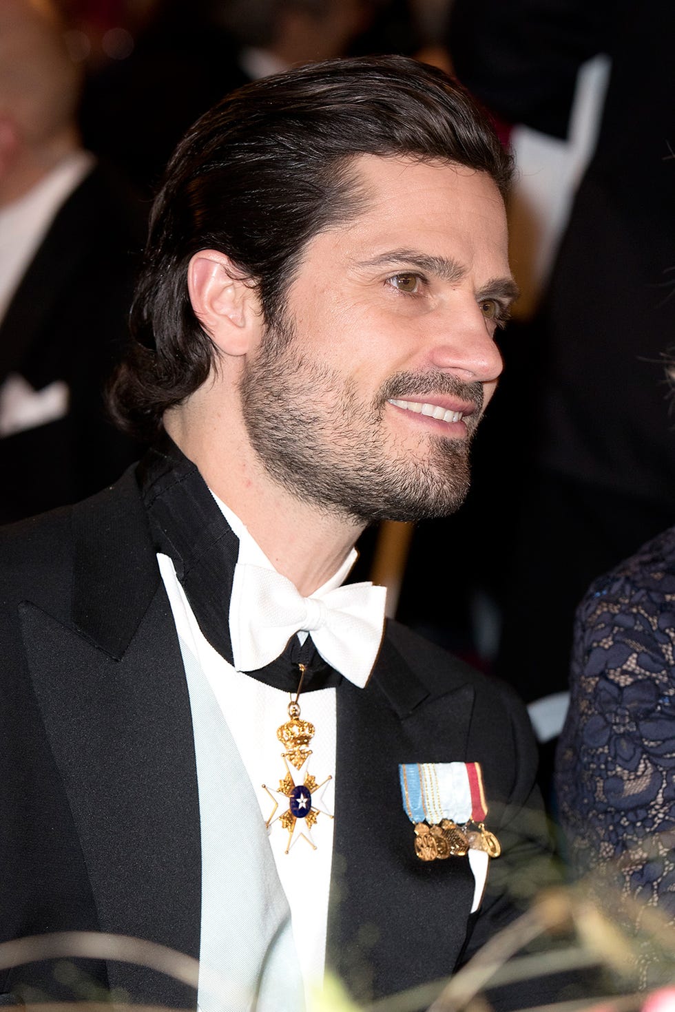 Hairstyle, Dress shirt, Collar, Facial hair, Outerwear, Coat, Formal wear, Suit, Beard, Blazer, 