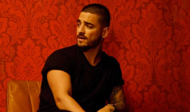 Ear, Elbow, Wrist, Facial hair, Sitting, Muscle, Maroon, Beard, Buzz cut, Wallpaper, 