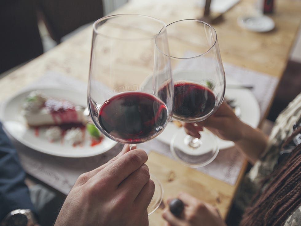 <p>Si te apetece más un viaje donde el buen vino sea la clave, no puedes perder la ocasión de visitar 'Bed4U Pamplona'. &nbsp;<span>Por 53 euros tienes una noche de hotel con desayuno y cena romántica que incluye botella de vino blanco de Navarra. Además, podrás visitar las bogedas Olite, una experiencia única.</span></p><p><a href="https://www.atrapalo.com/escapadas/vive-una-velada-romantica-y-especial-en-bed4u-pamplona-3_h101119.html" target="_blank">www.atrapalo.com</a></p>