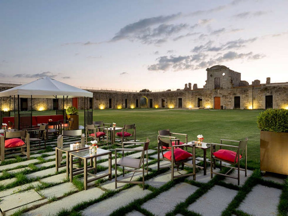 <p>El Hotel Domus Real Fuerte de la Concepción ofrece un fin de semana romántico para dos adultos en un paraje inigualable para descansar: el único hotel de Europa enclavado en una fortaleza estrellada.&nbsp;<span>La escapada incluye habitación suite con vistas a los jardines, desayuno, botella de cava y salida tardía, que siempre viene bien.</span></p><p><a href="http://www.weekendesk.es/fin-de-semana/5524929/escapadas-fin-de-semana-en-Aldea_del_Obispo-Castilla_y_Leon-romantico" target="_blank">www.weekendesk.es</a></p>