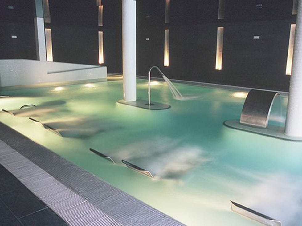 <p>Esta oferta del Balneario Carlos III incluye:</p><p>-1 Noche de alojamiento en habitación doble standard.<br>-Pensión completa con agua y vino.<br>-1 Tratamiento Termal a elegir entre  Terma Romana, Baño Termal con Aromaterapia, Chorro a Presión o Ducha Circular.<br>-Libre acceso al Circuito Termal (Piscina termal activa, Sauna Seca, Sauna Húmeda y Gimnasio).<br>-Albornoz a disposición en la habitación.</p><p>Pero, ¡date prisa! Plazas limitadas hasta el hasta el 17 de Diciembre de 2016.</p><p><a href="https://www.balneariocarlostercero.com/central_ofertas/1-noche-termal" target="_blank">www.balneariocarlostercero.com</a></p>