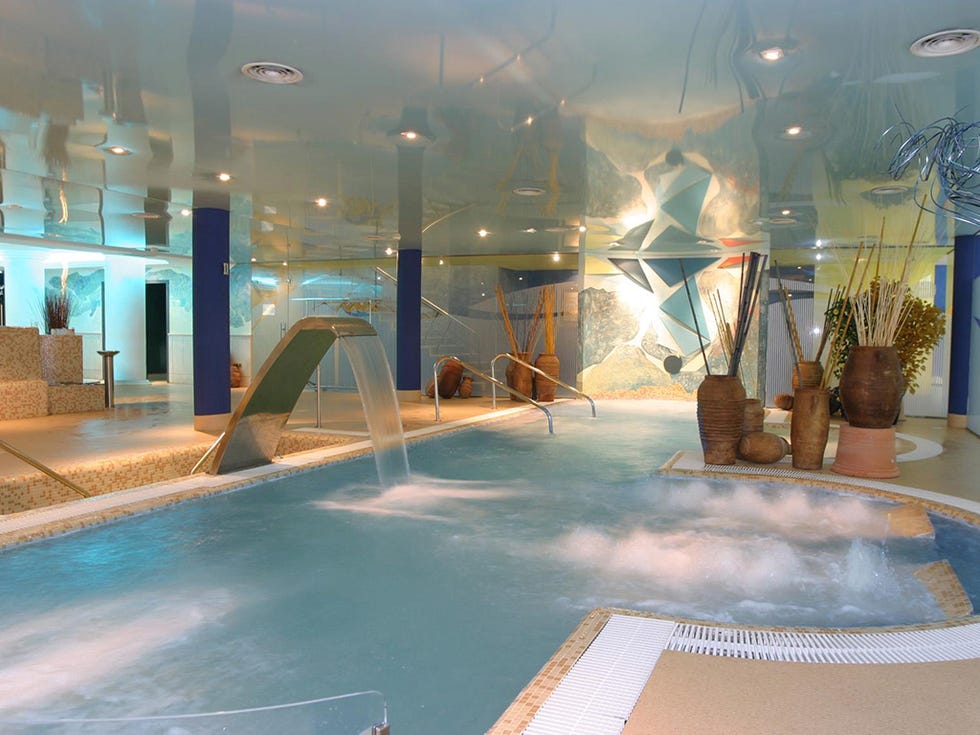 <p>El Hotel Torresport ha preparado un pack navideño único que incluye:</p><p>-Noche en régimen de alojamiento y desayuno.&nbsp;<br>-Circuito termal de 90 minutos con 4 tipos diferentes de ducha combinados con baño turco, sauna, terma pileta de agua fría, cabina de hielo, piscina de hidromasaje de jets de presión, pediluvio y bancos de relax.&nbsp;<br>-Sesión de presoterapia e hidrojet well system.</p><p>Eso sí, ¡todo si reservas antes del 6 de enero!</p><p><a href="http://hoteltorresport.com/esta-navidad-regala-pack-de-escapada-con-circuito-en-cantabria/" target="_blank">www.hoteltorresport.com</a></p>