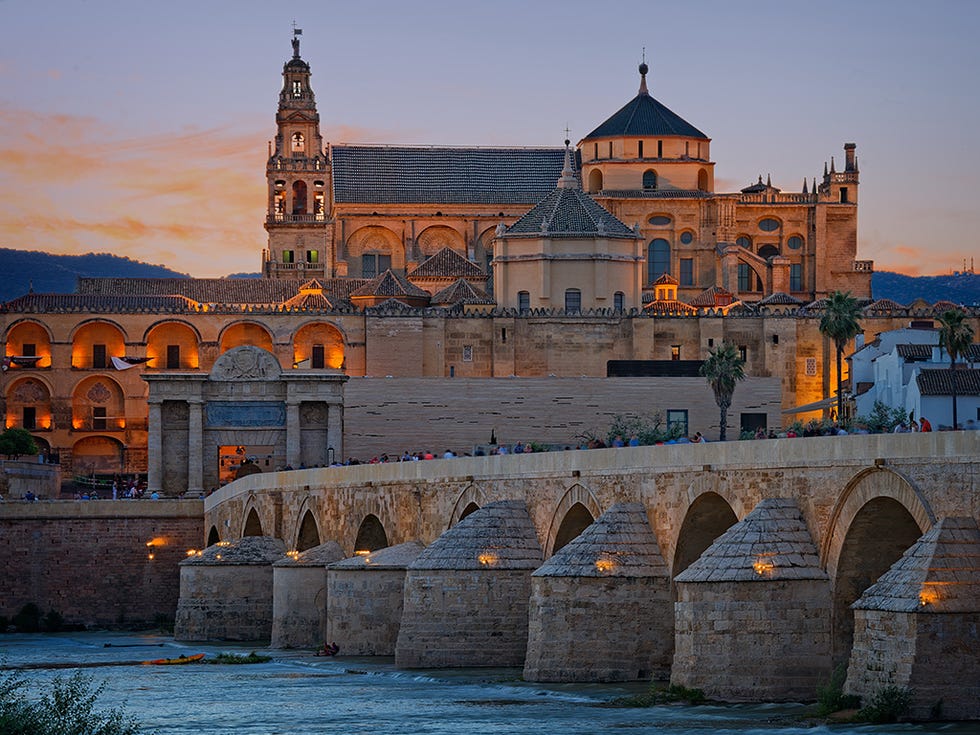 <p>Qué mejor que pasar un par de días en una ciudad tan bella como Córdoba. Alójate en el Hospes Palacio del Bailío, un emplazamiento donde se respira historia.&nbsp;</p><p>Habitación doble, desayuno continental, acceso al spa, cena romántica y descuentos en tratamientos por 200 euros, ¡menudo chollo!</p><p><a href="http://www.weekendesk.es/fin-de-semana/9289437/escapadas-fin-de-semana-en-Cordoba-Andalucia-Relax">www.weekendesk.es</a><span class="redactor-invisible-space" data-verified="redactor" data-redactor-tag="span" data-redactor-class="redactor-invisible-space"><a href="http://www.weekendesk.es/fin-de-semana/9289437/escapadas-fin-de-semana-en-Cordoba-Andalucia-Relax"><span id="selection-marker-1" class="redactor-selection-marker" data-verified="redactor" data-redactor-tag="span" data-redactor-class="redactor-selection-marker"></span></a></span><br></p>
