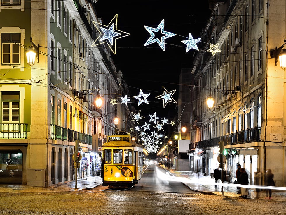 <p>Otro de los viajes que puedes hacer a Portugal es Lisboa. El hotel Marqués de Pombal está situado en el centro de la ciudad, a 10 minutos andando y tiene parada de metro en la misma plaza.&nbsp;<span>En esta escapada podrás disfrutar de sauna, baño turco, gimnasio, peluquería, centro de estética. Además, es un momento único para conocer la capital del país luso.</span></p><p><a href="http://www.viajeselcorteingles.es/ficha/hotel/marques-de-pombal-hotel-rgw2wt7c" target="_blank">www.viajeselcorteingles.es</a></p>