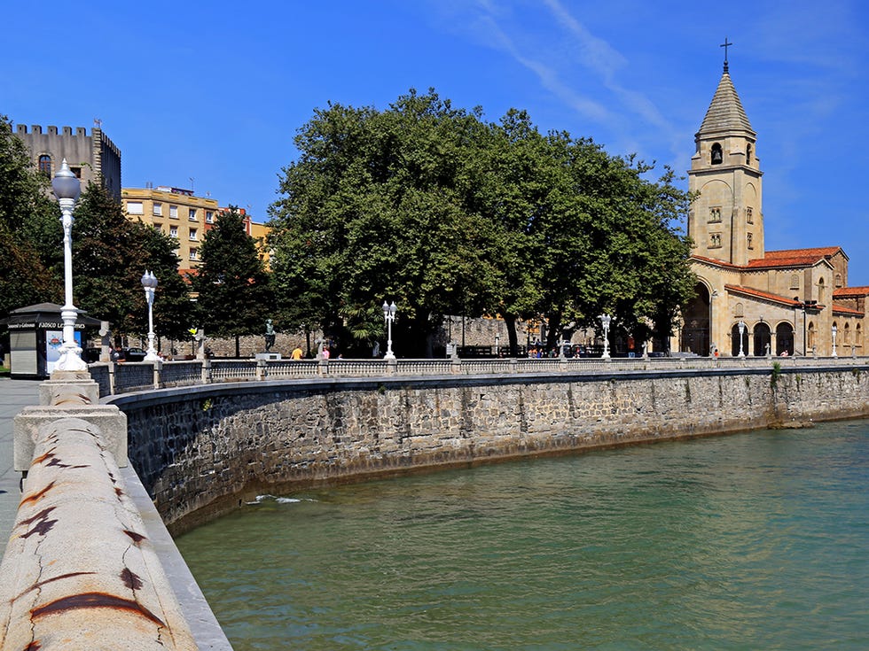 <p>Si buscas una escapada para ver el mar, te proponemos Gijón. El hotel Príncipe de Asturias está situado en pleno centro de la ciudad, en la playa de San Lorenzo. Tiene unas vistas&nbsp;increíbles&nbsp;al mar cantábrico desde la habitación&nbsp;y te regalan una botella de cava, ¿qué más se puede pedir?</p><p><a href="http://www.weekendesk.es/fin-de-semana/10567866/escapadas-fin-de-semana-en-Gijon-Asturias-Romantica_playa" target="_blank">www.weekendesk.es</a></p>