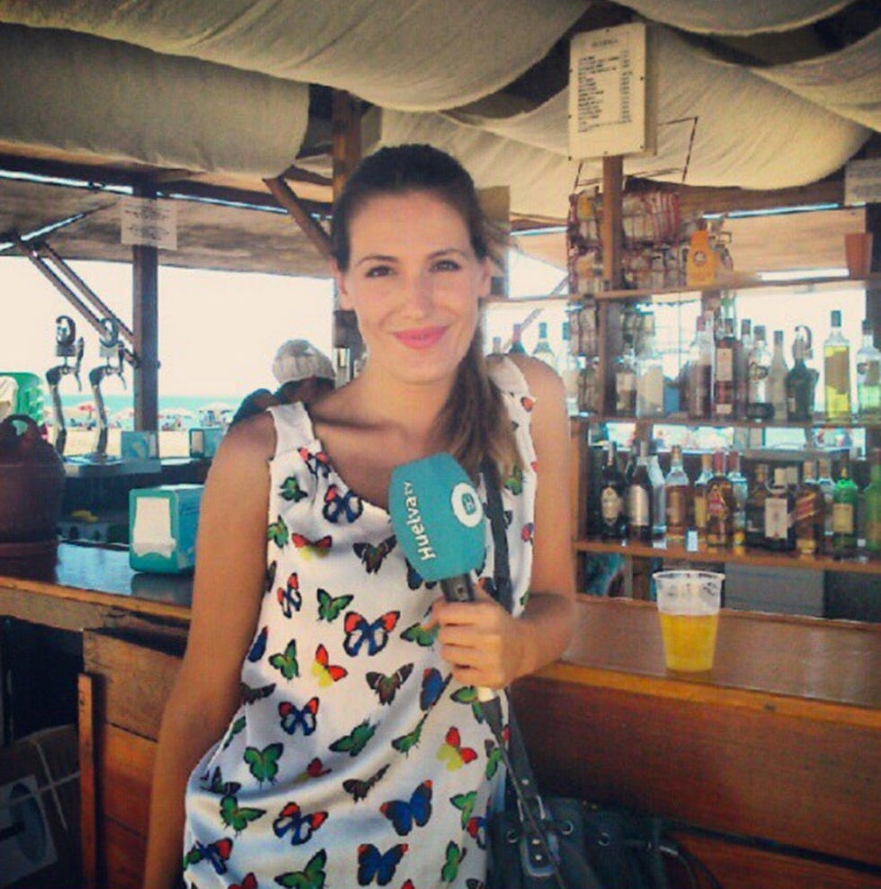 Shoulder, Barware, Dress, Drink, Alcohol, Alcoholic beverage, Drinking establishment, Distilled beverage, Pub, Tavern, 