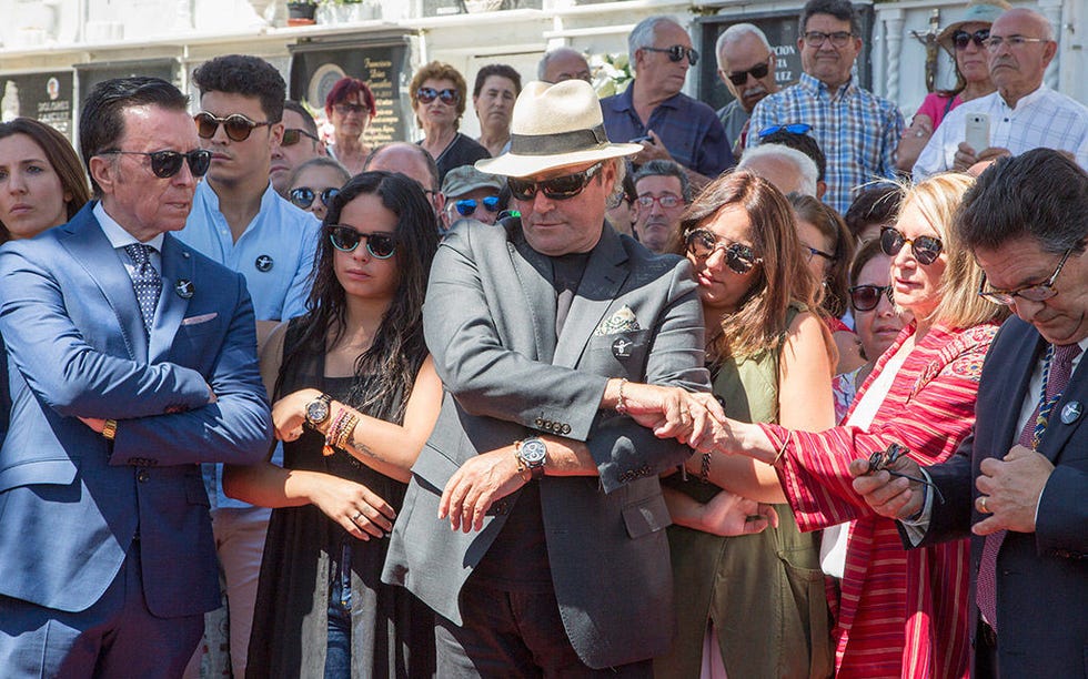 Eyewear, Glasses, Vision care, Hat, Sunglasses, Tourism, Fashion accessory, Goggles, Sun hat, Crowd, 