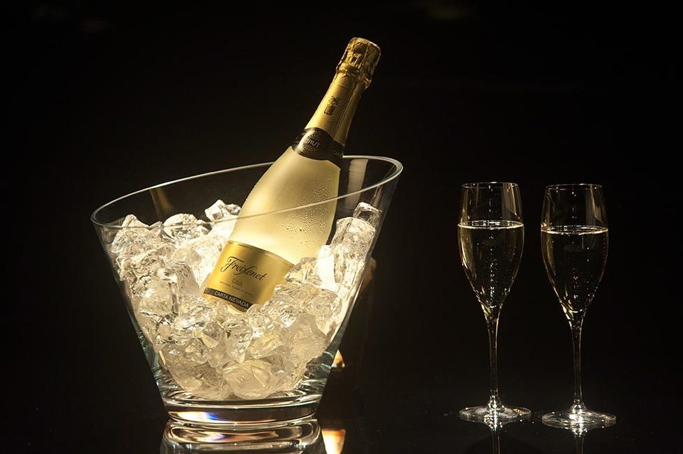 Drinkware, Glass, Barware, Glass bottle, Drink, Bottle, Liquid, Alcohol, Alcoholic beverage, Stemware, 