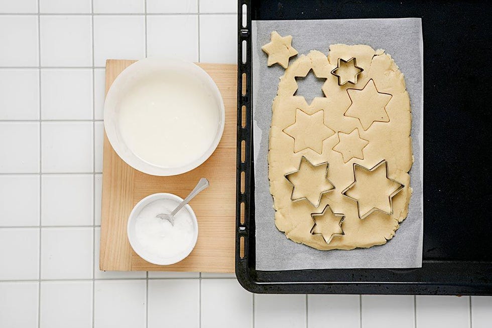Ingredient, Dishware, Kitchen utensil, Serveware, Chemical compound, Cuisine, Flour, Recipe, Cookware and bakeware, Cookie cutter, 