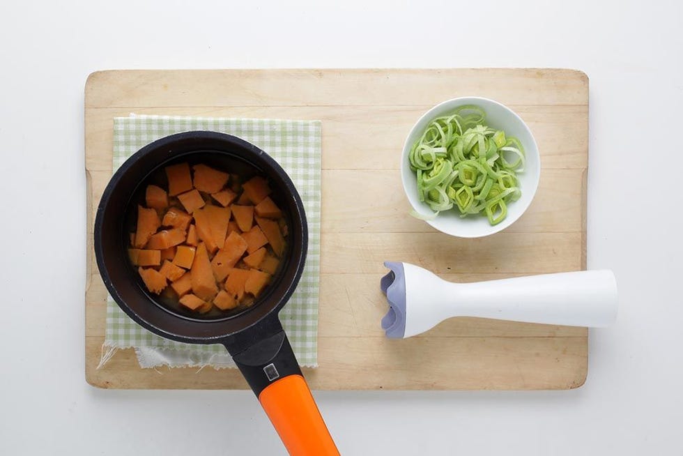 Food, Ingredient, Dishware, Produce, Leaf vegetable, Cuisine, Vegetable, Bowl, Root vegetable, Kitchen utensil, 