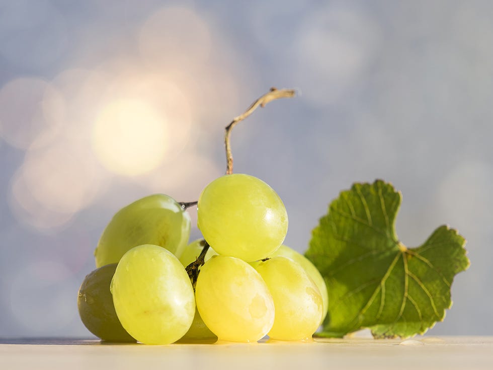 Yellow, Seedless fruit, Leaf, Fruit, Natural foods, Food, Produce, Grapevine family, Grape, Ingredient, 