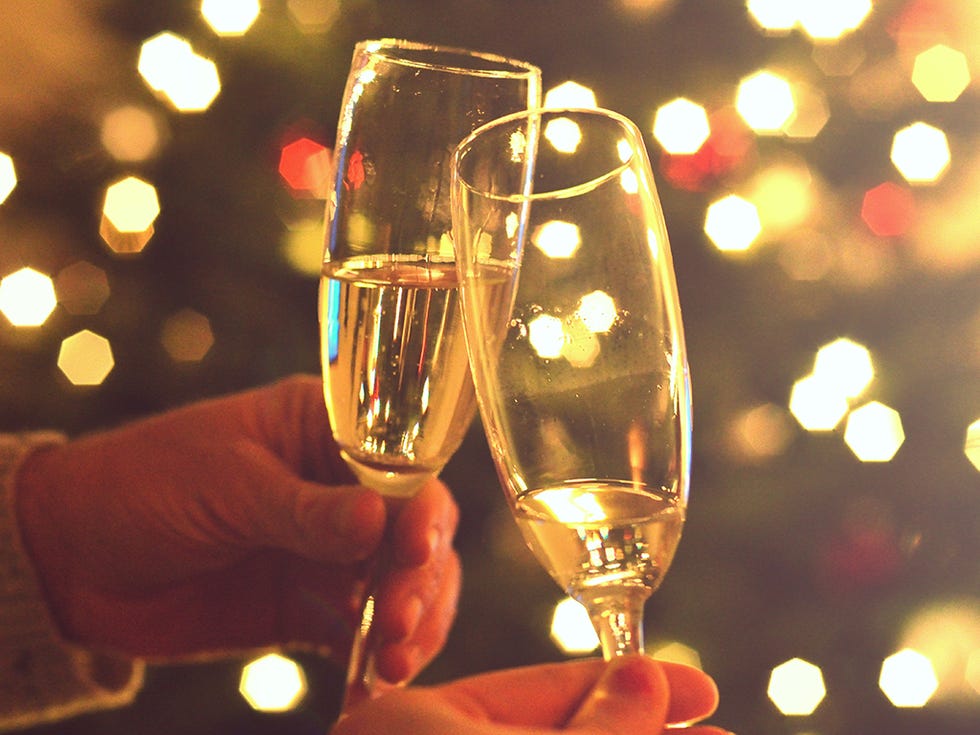 Finger, Drinkware, Stemware, Glass, Wine glass, Barware, Alcoholic beverage, Alcohol, Drink, Champagne stemware, 