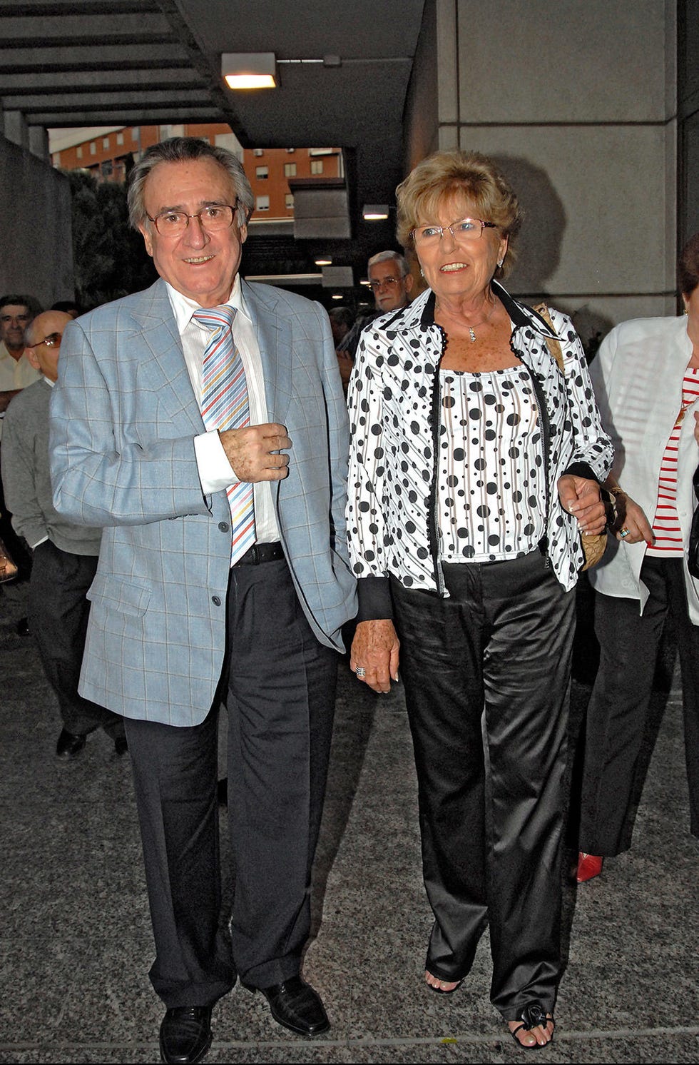 Footwear, Face, Dress shirt, Trousers, Collar, Shirt, Suit trousers, Outerwear, Coat, Style, 