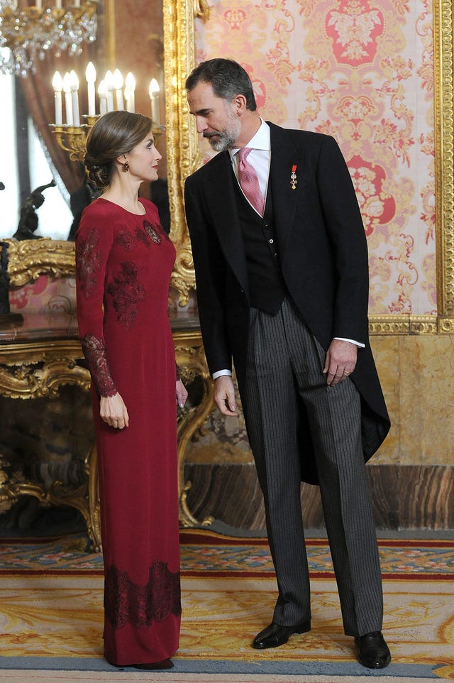 Clothing, Coat, Trousers, Suit trousers, Shirt, Suit, Outerwear, Formal wear, Collar, Style, 