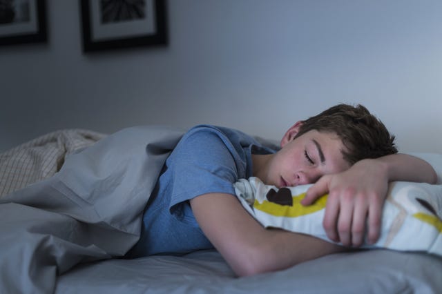 adolescente eyaculación nocturna cama