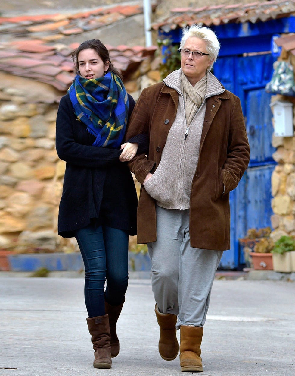 Clothing, Brown, Flowerpot, Trousers, Textile, Winter, Outerwear, Street fashion, Style, Coat, 