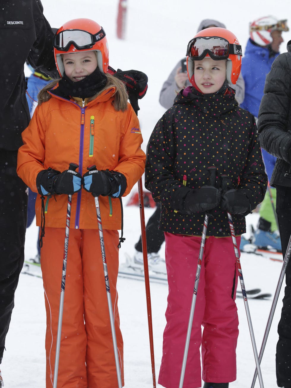 Eyewear, Winter, Vision care, Goggles, Trousers, Recreation, Jacket, Winter sport, Outerwear, Snow, 