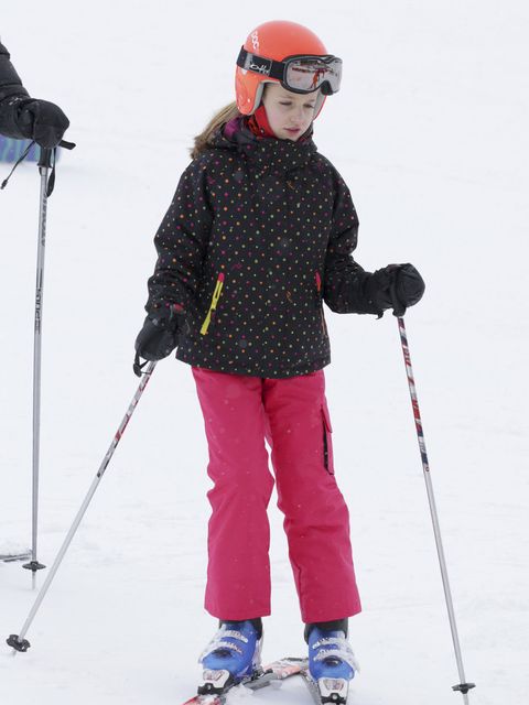 Clothing, Eyewear, Vision care, Sports equipment, Goggles, Recreation, Winter sport, Trousers, Ski Equipment, Standing, 