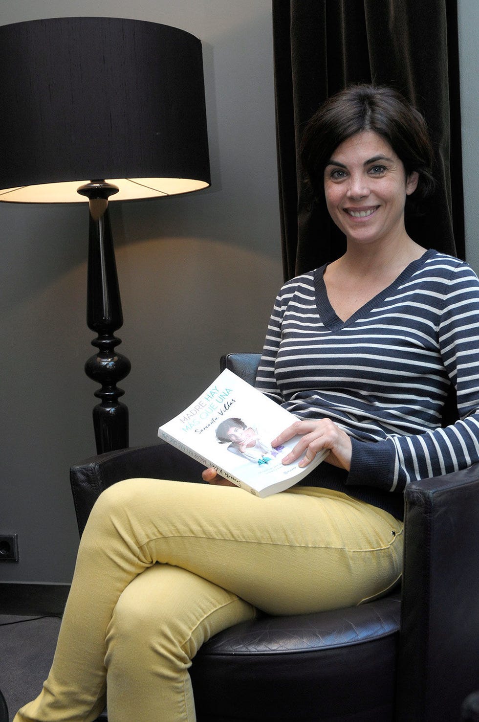 Comfort, Sitting, Lampshade, Interior design, Lamp, Beauty, Lighting accessory, Thigh, Home accessories, Interior design, 