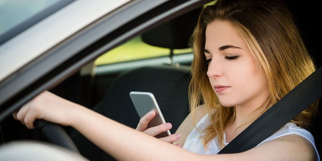 Finger, Mobile phone, Hand, Portable communications device, Smartphone, Communication Device, Mobile device, Eyelash, Telephony, Telephone, 