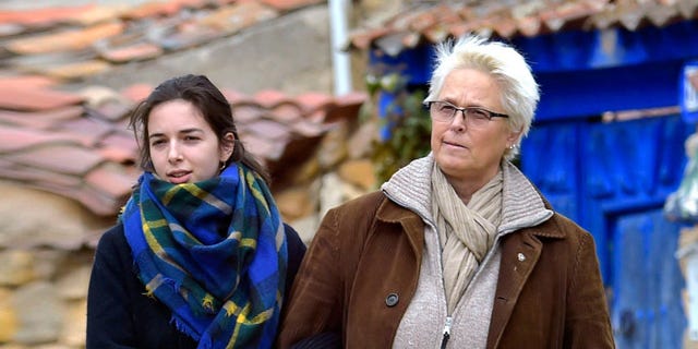 Clothing, Face, Head, Glasses, Nose, Winter, Textile, Jacket, Outerwear, Street fashion, 