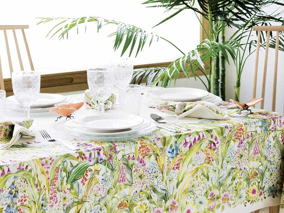Serveware, Tablecloth, Textile, Dishware, Linens, Furniture, Home accessories, Porcelain, Cup, Coffee cup, 