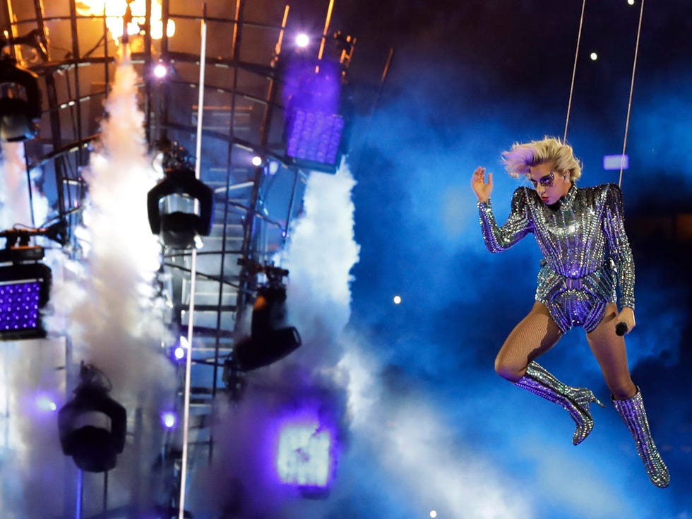 Event, Performing arts, Entertainment, Purple, Music artist, Performance, Artist, Violet, Pop music, Magenta, 