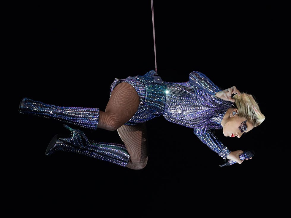 Human leg, Entertainment, Performing arts, Thigh, Performance, Dancer, Knee, Artist, Electric blue, Performance art, 