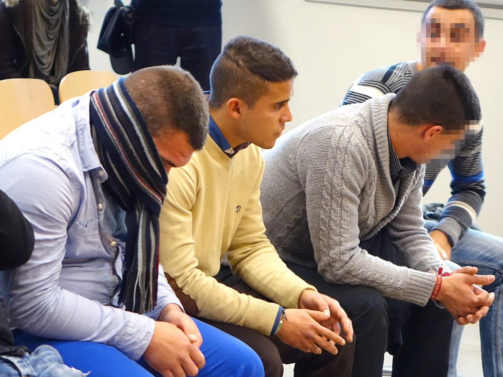 Comfort, Sitting, Sharing, Lap, Service, Collaboration, Student, Sweater, Glove, 
