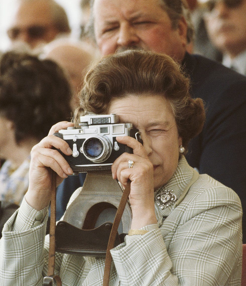 Head, Single-lens reflex camera, Photographer, Camera, Digital camera, Lens, Cameras & optics, Point-and-shoot camera, Mirrorless interchangeable-lens camera, Film camera, 