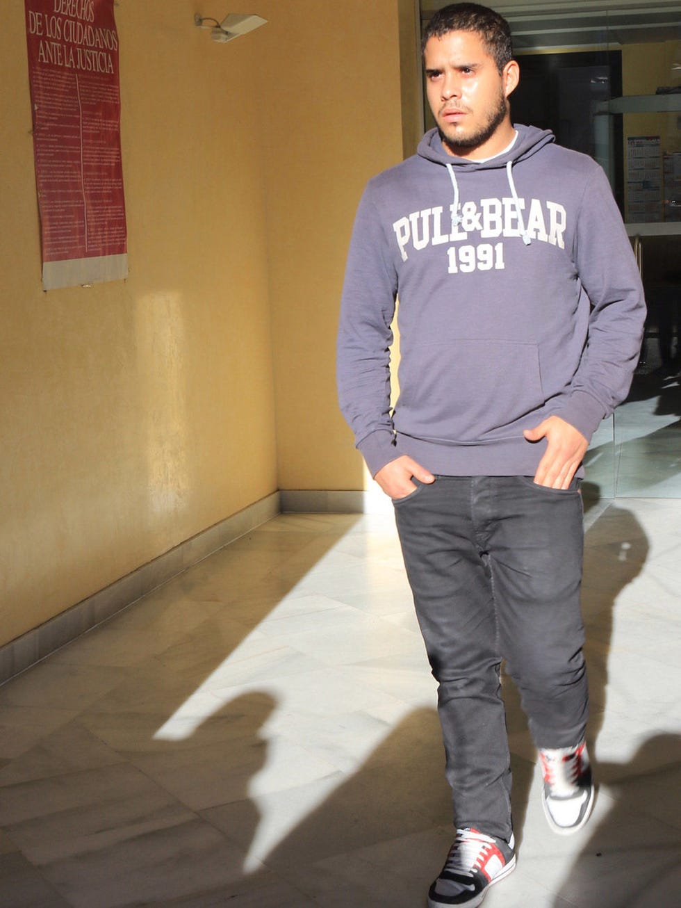 Sleeve, Trousers, Standing, Outerwear, Floor, Flooring, T-shirt, Street fashion, Athletic shoe, Cool, 